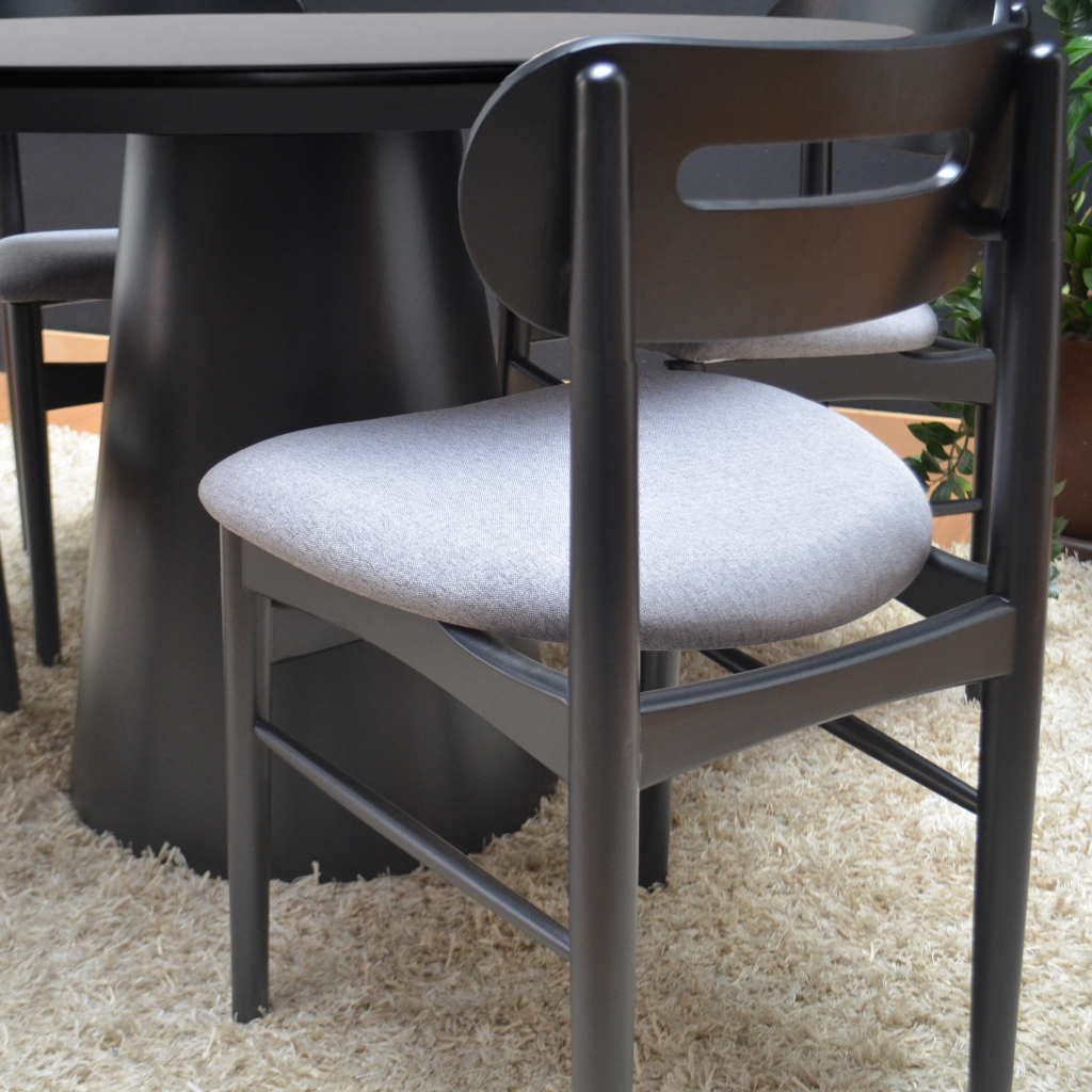 Cadeira com assento em linho cinza Cadeira na cor preta Cadeira em madeira Assento estofado Tecido linho Sala de jantar 
